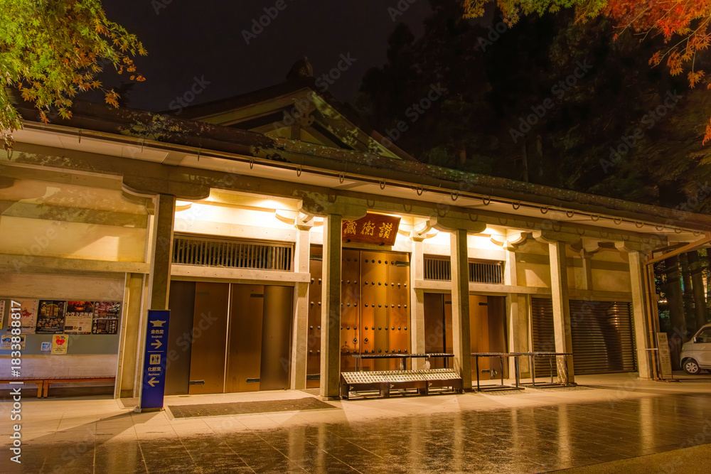 Φωτογραφία 岩手県平泉町 秋の中尊寺、ライトアップされた讃衡蔵