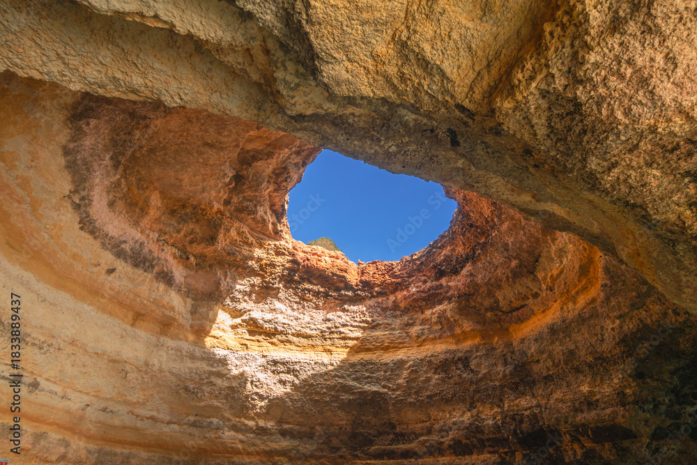 Obraz premium Cave de Benagil sur la côte de l'Algarve dans le sud du Portugal. 
