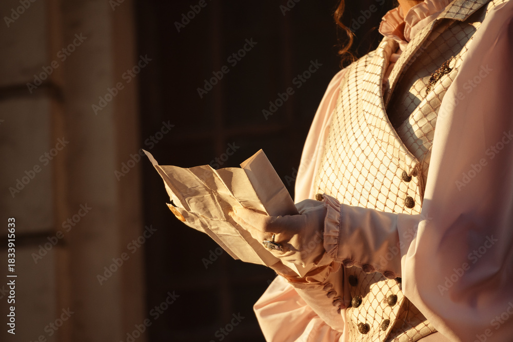 Obraz premium A woman in a vintage dress reads a letter near the columns of an ancient cathedral.