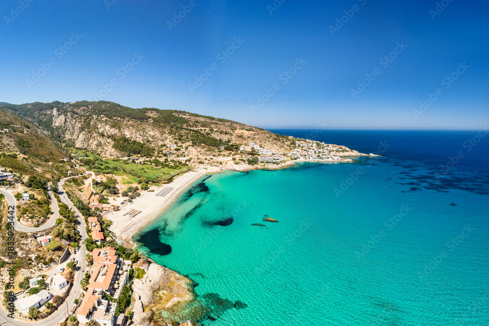 Obraz premium The beach Armenistis, Livadi in Ikaria, Greece