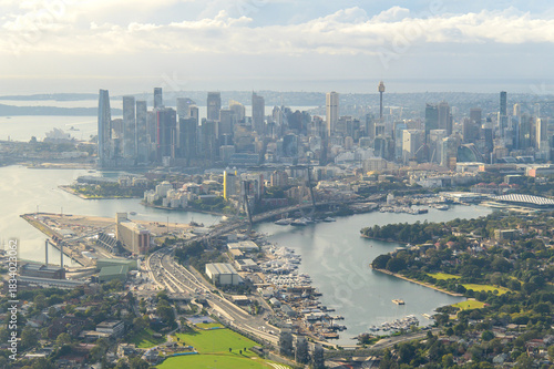 着陸する飛行機から眺めるシドニー市街地の風景View of downtown Sydney from a landing plane