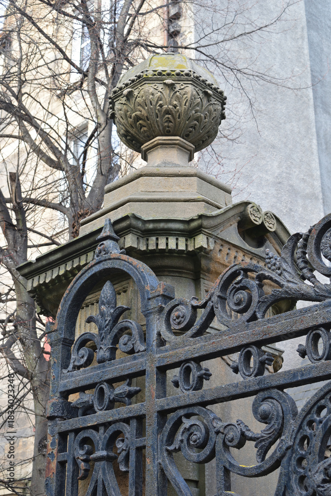 Obraz premium Ornately Carved Victorian 19th Century Stone Gate Post with Cast Iron Gate 
