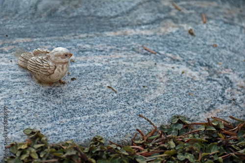 Vogel aus Terrakotta auf einem Stein
