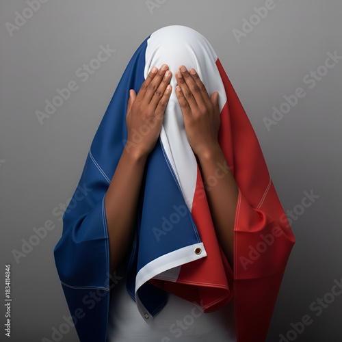 Personne Anonyme Couvrant son Visage avec le Drapeau Tricolore Français, Concept de Dissimulation de l'Identité ou de la Peur