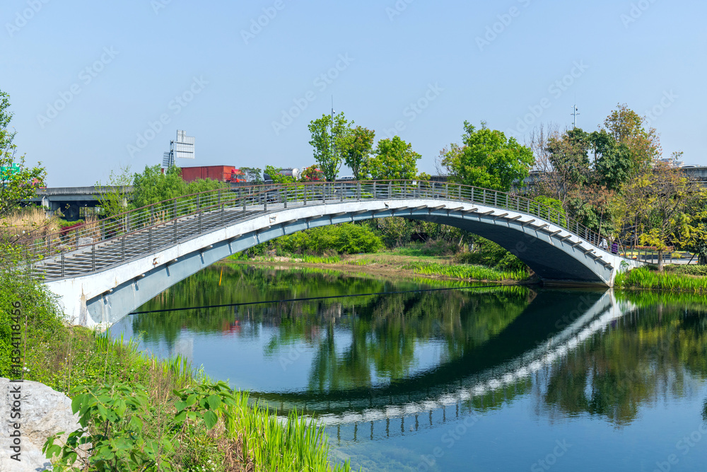 Fototapeta premium The arched bridge architectural scenery in Chengdu Jincheng Lake Park