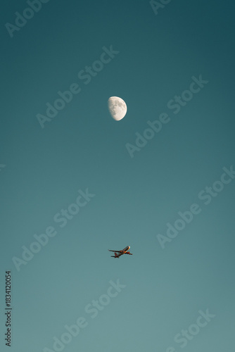 Avion en vol sous la lune dans un ciel clair