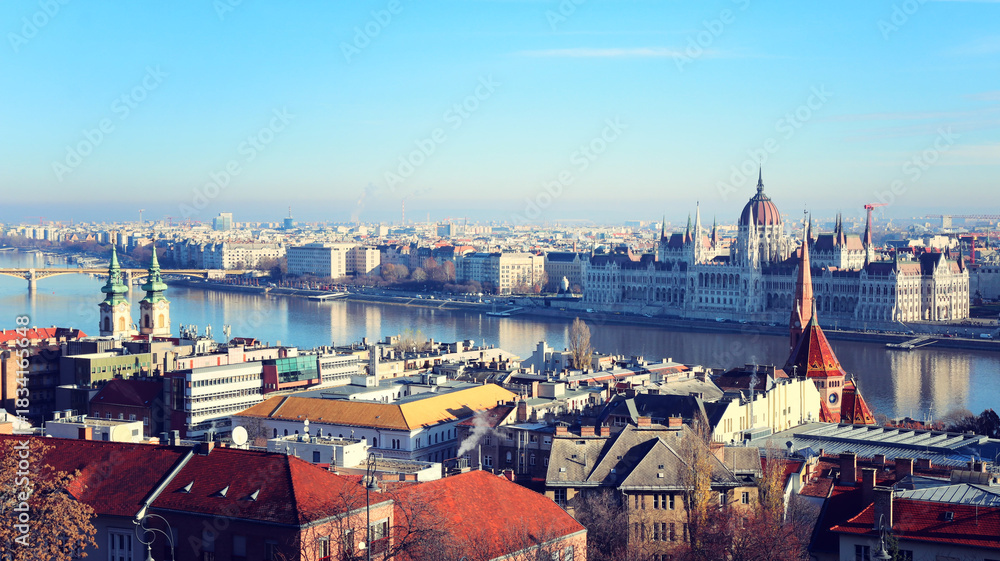 Obraz premium Budapest view from fisherman bastion with clear blue sky