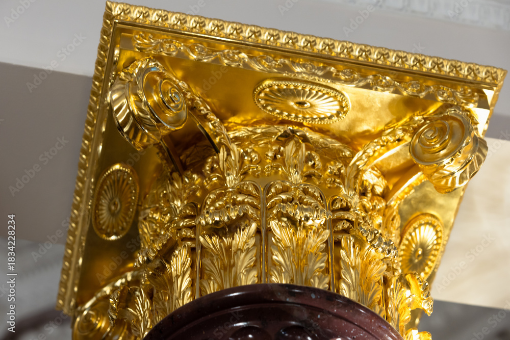Obraz premium A richly detailed Corinthian capital with gilded acanthus leaves and ornate scrolls