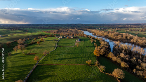 Paysage rural autour des berges de la rivière Allier autour de la commune d'Aubigny dans le département de l'Allier à l'automne en France