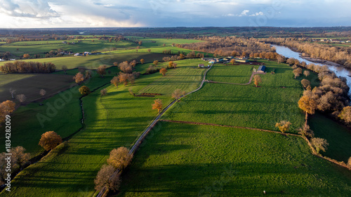 Paysage rural autour des berges de la rivière Allier autour de la commune d'Aubigny dans le département de l'Allier à l'automne en France