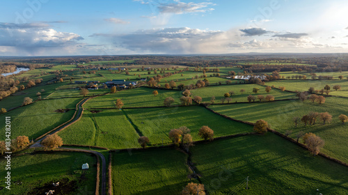 Paysage rural autour des berges de la rivière Allier autour de la commune d'Aubigny dans le département de l'Allier à l'automne en France