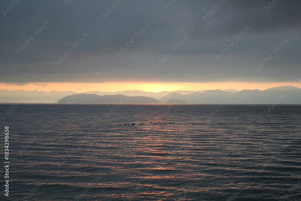 Fototapeta premium 滋賀県 月見浜の朝焼けの絶景