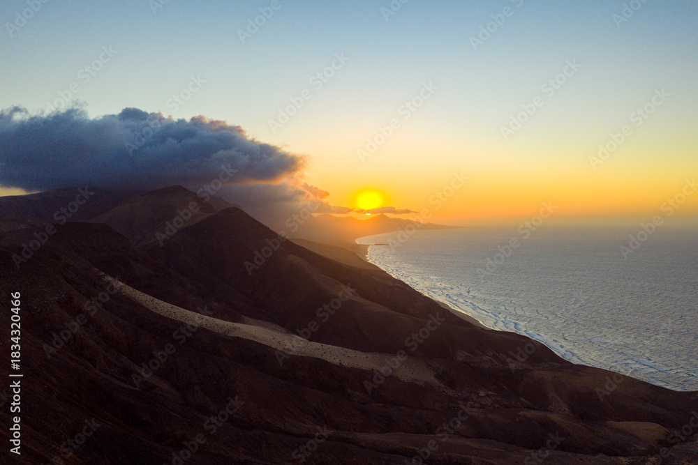 Fototapeta premium The Playa Larga is located in the southern part of the Jandía peninsula in Fuerteventura and is a wild and sprawling stretch of coastline, roughly 1.5 kilometers long