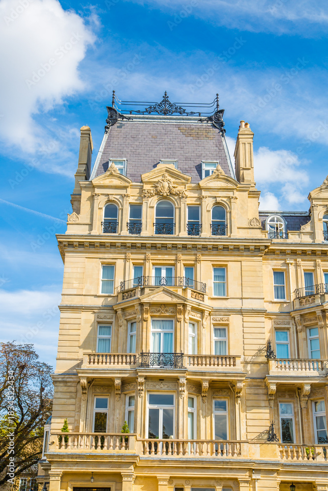 Naklejka premium London, Outer circle street in Regent Park and beautiful town house of early 19th century