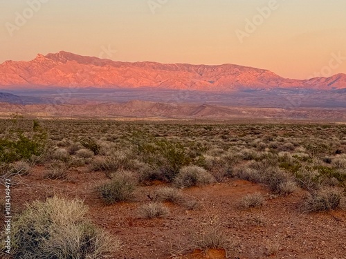 Φωτογραφία Gorgeous sunset dusk drive in November in Nevada near Lake Mead heading from Las vegas, then to St