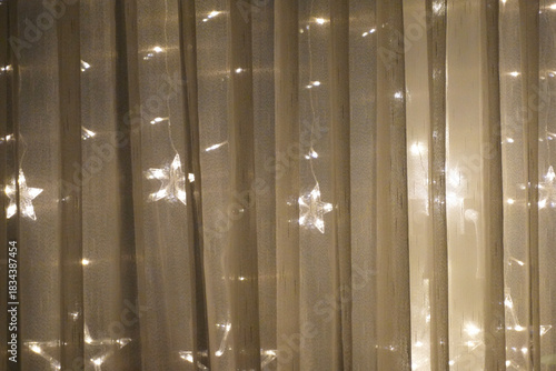 Beleuchtung an einem Fenster in der Adventszeit