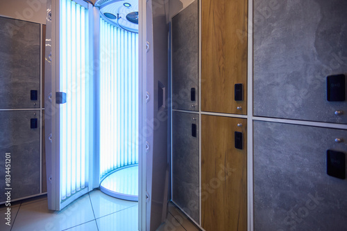 Schilderij op canvas Spa treatment setup, Modern tanning room design features, Ultraviolet booth with