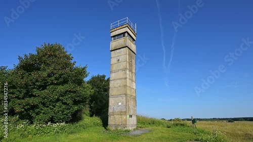 Wachturm der ehemaligen Innerdeutsche Grenze unter wolkenlosem Himmel neben grün bewachsener Fläche, Sommer, Fladungen, Frankenheim, Hohe Rhön, Rhön, Hessen, Thüringen, Bayern, Deutschland, Europa
