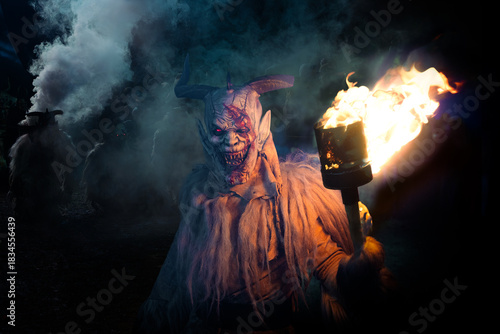 Höllenteufel mit Feuer und Rauch