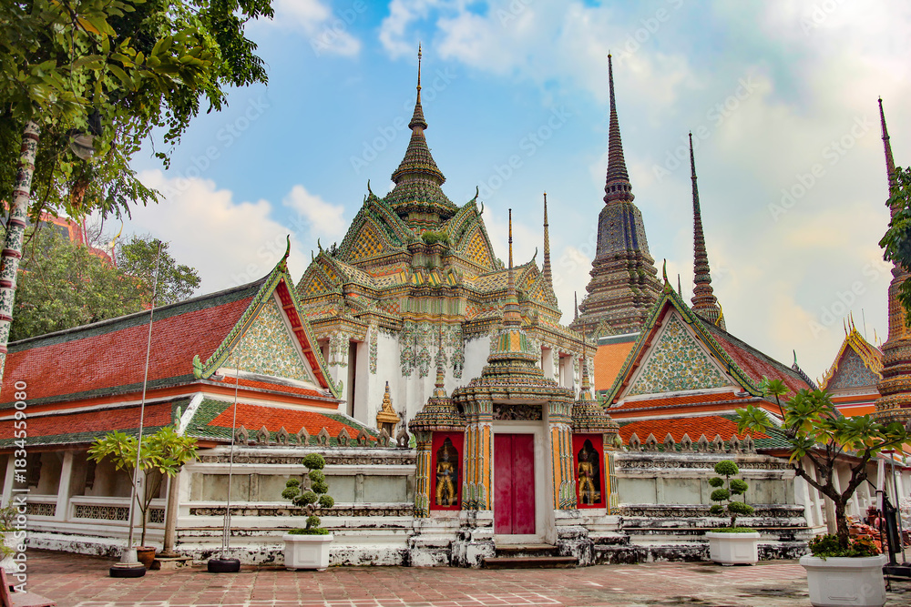 Naklejka premium Golden stupa's of Wat Pho, or Wat Po, the Buddhist temple in the Phra Nakhon District, Bangkok, Thailand.