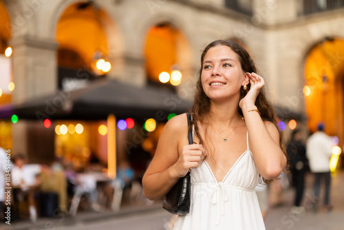 Photography Joyful woman walking around Barcelona, she has visited Placa real and plans to spend the evening in bars and restaurants with friends