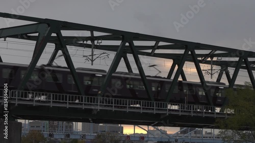 朝鉄橋を電車が通過