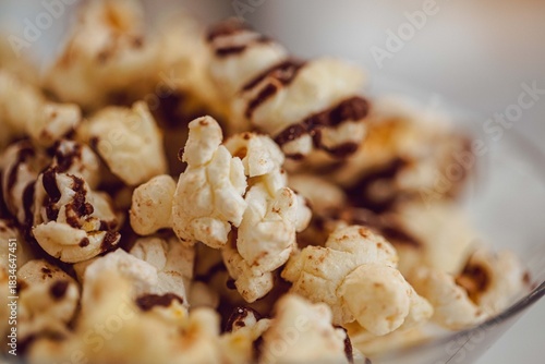 Φωτογραφία Closeup of gourmet popcorn with chocolate drizzle served in a martini glass