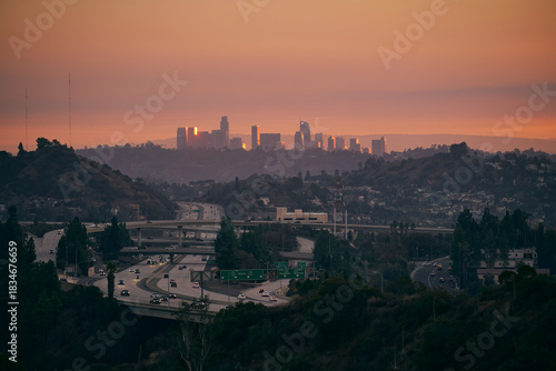 Quadro su tela Sunset over Downtown Los Angeles, with smoke from the Palisades fire photographe