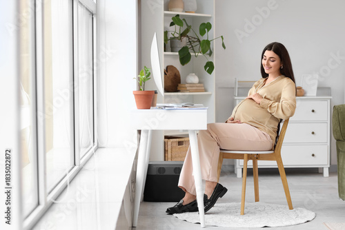 Pregnant businesswoman work...