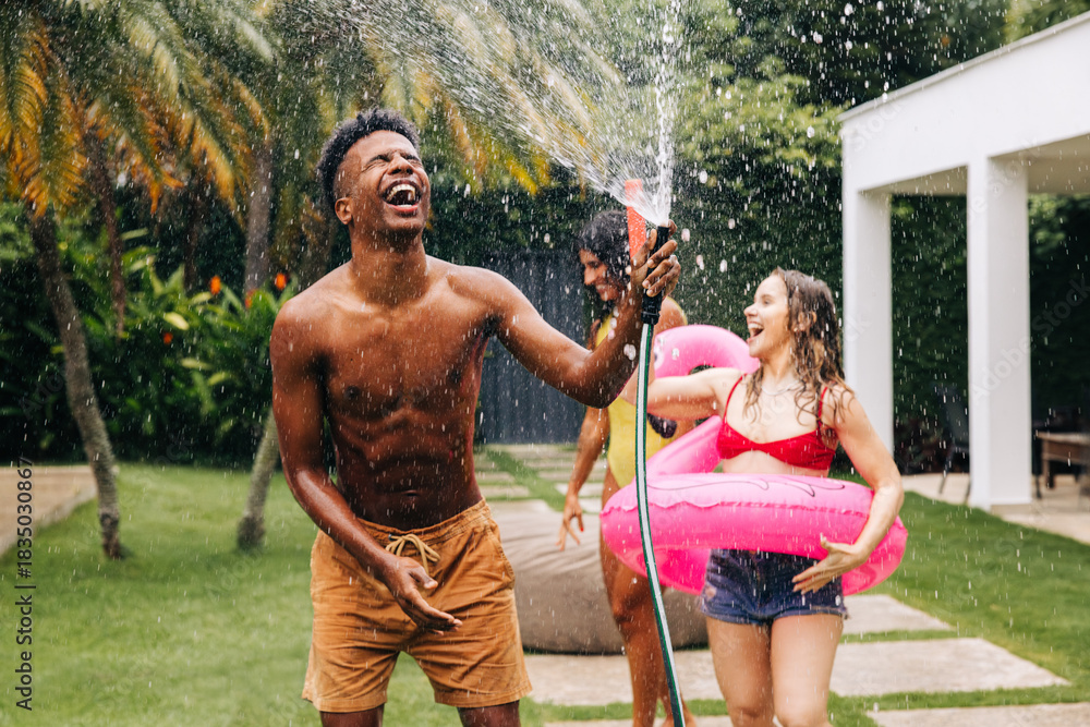 Obraz premium Friends enjoy outdoor pool party fun