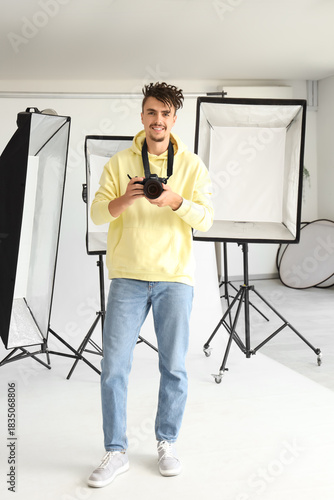 Young male photographer hol...