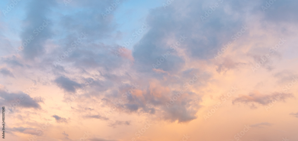 Obraz premium Beautiful blue sky with a few clouds and a pinkish hue