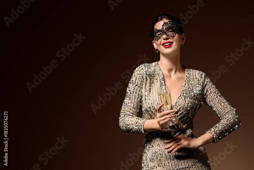 Happy young woman in party ...