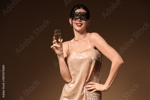 Happy young woman in party ...