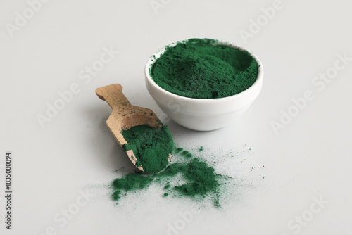 Green spirulina powder in w...