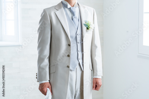 タキシードを着た新郎