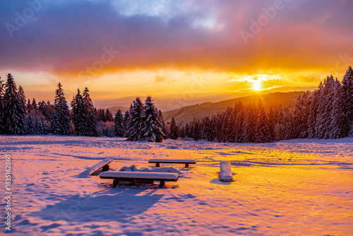 Winterwunderland im Thüringer Wald auf der Neuhöfer Wiese am Rennsteig bei einem wunderschönen Sonnenuntergang - Thüringen - Deutschland