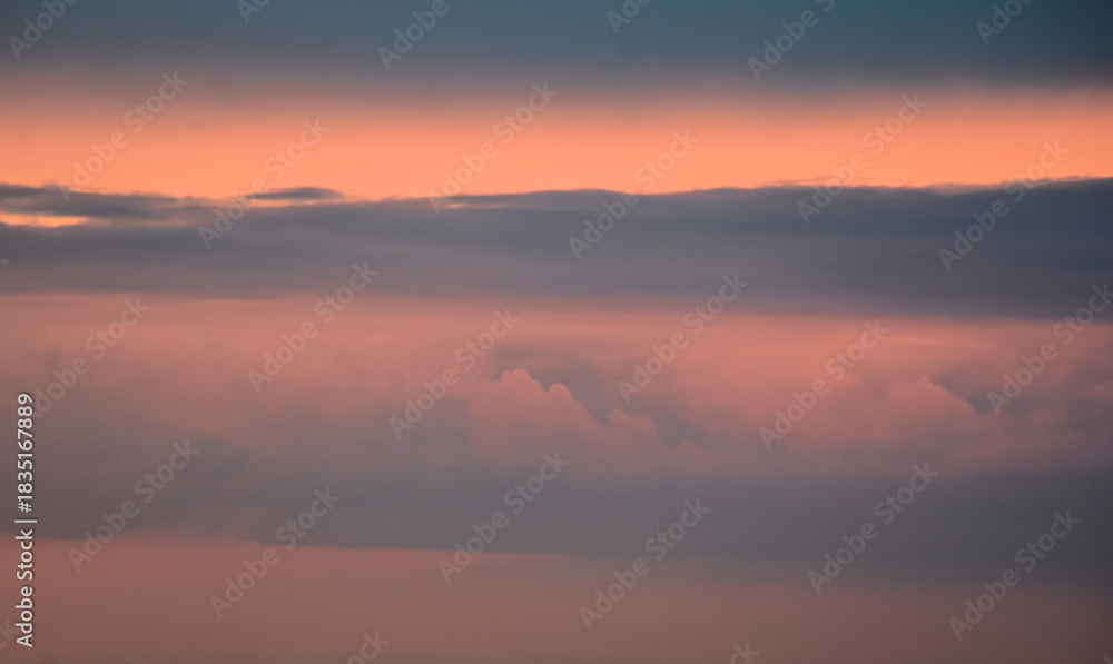 Obraz premium Dreamlike late afternoon sky illuminated by radiant sunset glow and color