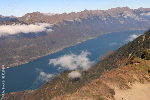 Wanderparadies Berner Oberland; Blick von der Daube über den Brienzersee