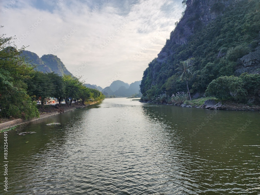 Fototapeta premium The River to the Mountains