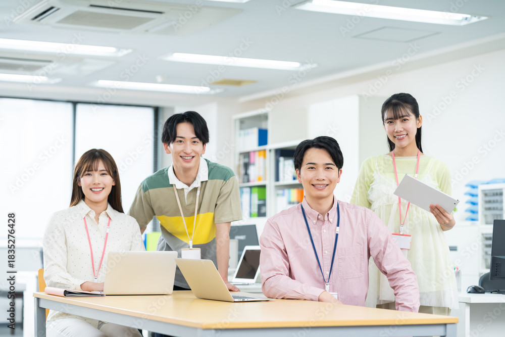 Obraz premium オフィスで働く若いエンジニア