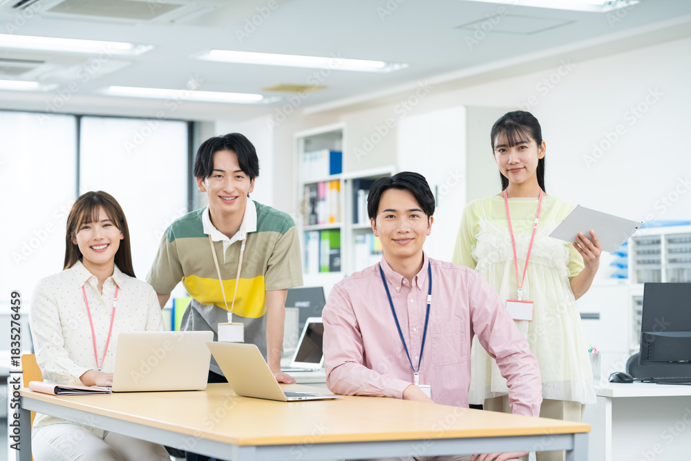 Fototapeta premium オフィスで働く若いエンジニア