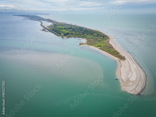 Foto aerial view island in the natural park in the north of italy, lagoon, friuli ven
