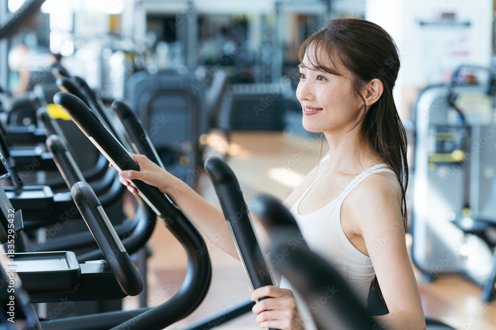 Fototapeta premium スポーツジムでトレーニングする若い女性 撮影協力：スポーツクラブ&サウナスパ ルネサンス 幕張24