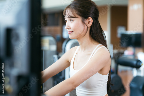 スポーツジムでトレーニングする若い女性 撮影協力:スポーツクラブ&サウナスパ ルネサンス 幕張24 Free Download スポーツジムでトレーニングする若い女性 撮影協力:スポーツクラブ&サウナスパ ルネサンス 幕張24 - GFXLoad
