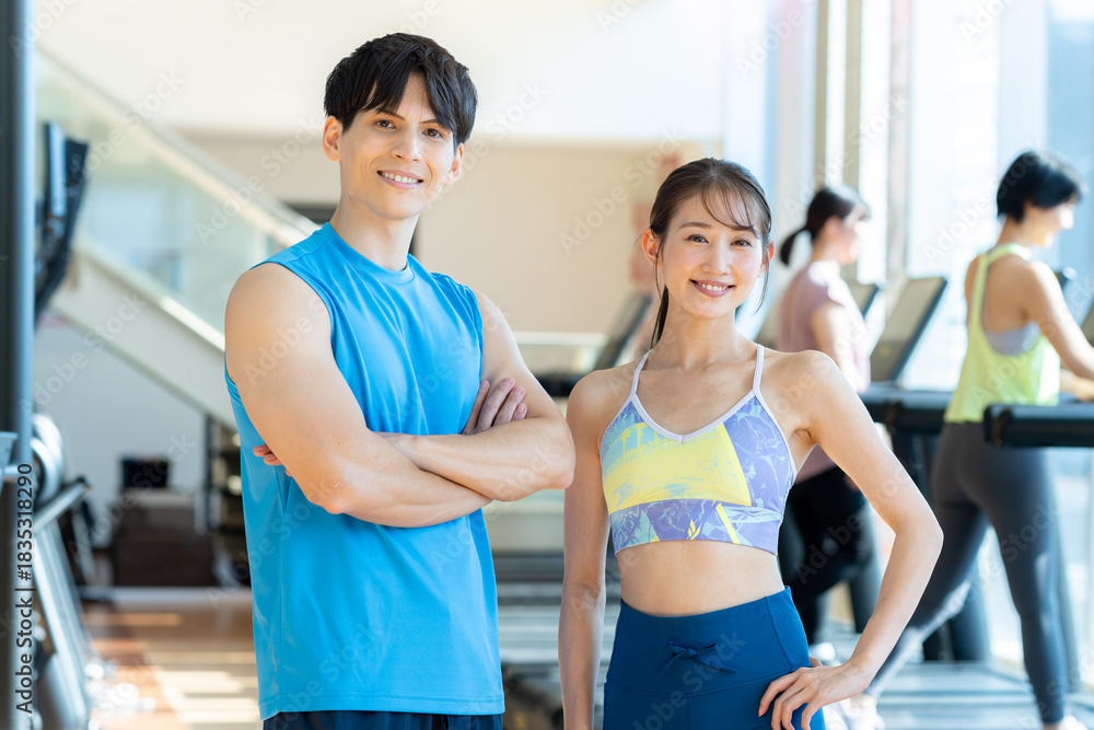 Fototapeta premium スポーツジムでトレーニングする男女 撮影協力：スポーツクラブ&サウナスパ ルネサンス 幕張24