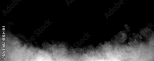Fotografía White fog and smoke rising from the bottom on a black background, creating an atmospheric mist texture ideal for visual effects, cinematic scenes, overlays, graphic design