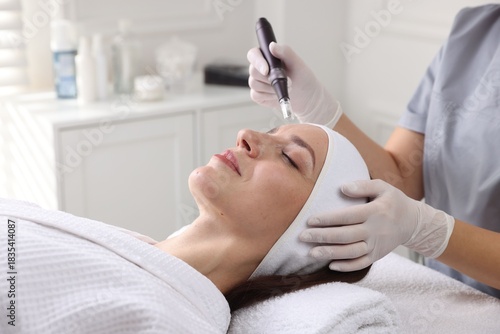 Konstfotografi Woman undergoing microneedling procedure in beauty salon, closeup
