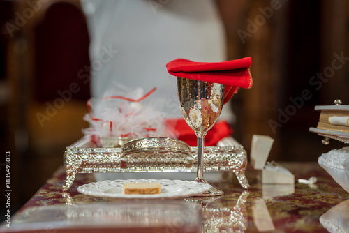 Fotografia Table set with silver cup and red napkin during a ceremonial event in a grand ha
