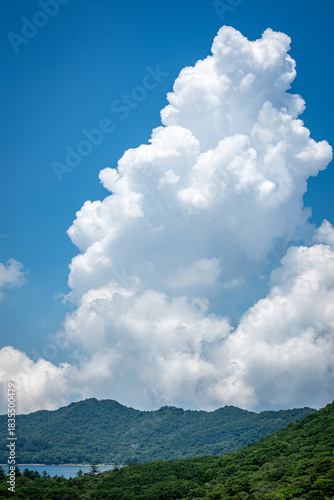 青空に湧き立つ夏の積乱雲（入道雲）、群馬県大沼周辺の風景